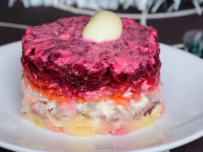 Смажьте эти продукты майонезом и получите невероятный салат. Рецепт вкусной закуски