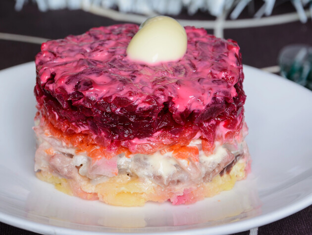 Змастіть ці продукти майонезом – і отримаєте неймовірний салат. Рецепт смачної закуски