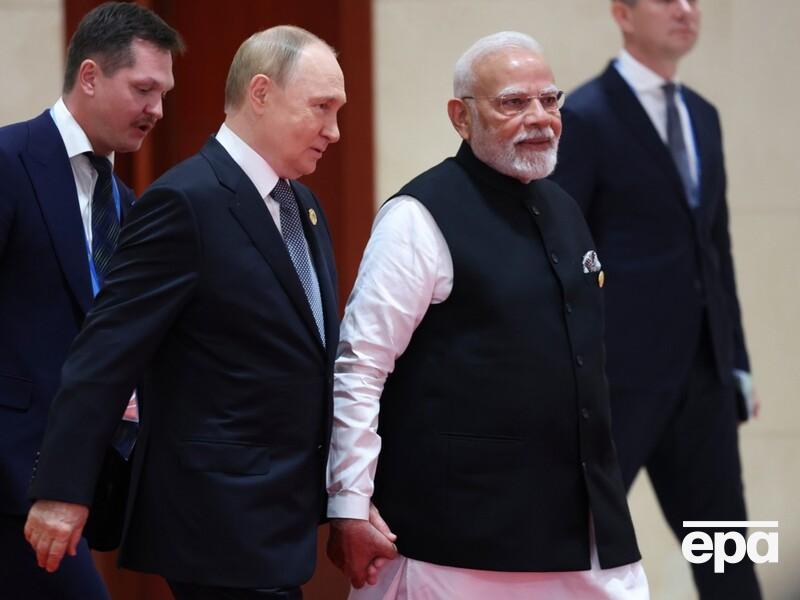 На саміті в Китаї Путін і Моді трималися за руки й обіймалися. Фото