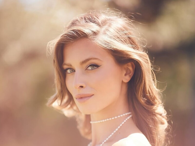 Онука Ротару, яка готується до заміжжя, показалася в білій сукні