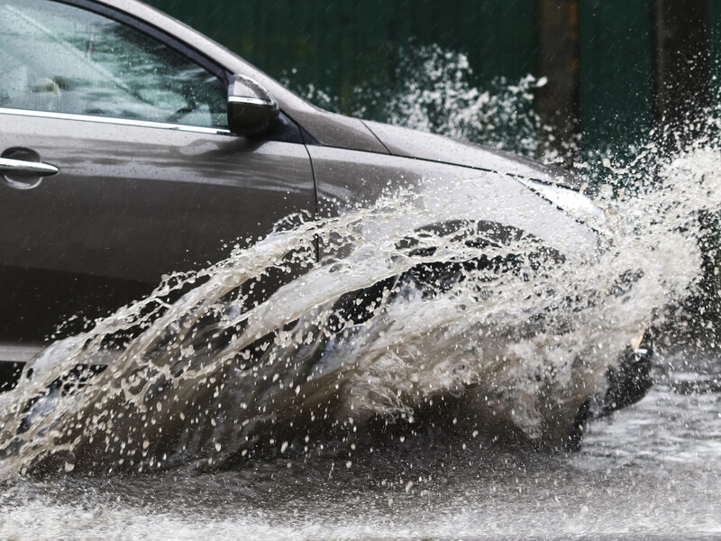 Три секрета сухих штанов. Что надо знать пешеходу, чтобы ни одна машина не обрызгала его водой из лужи 
