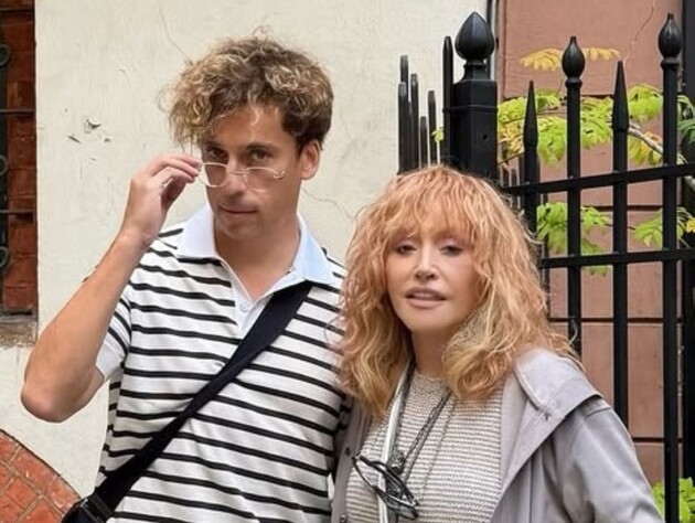 Пугачова й Галкін сфотографувалися на тлі українського прапора. Де перебуває сім'я