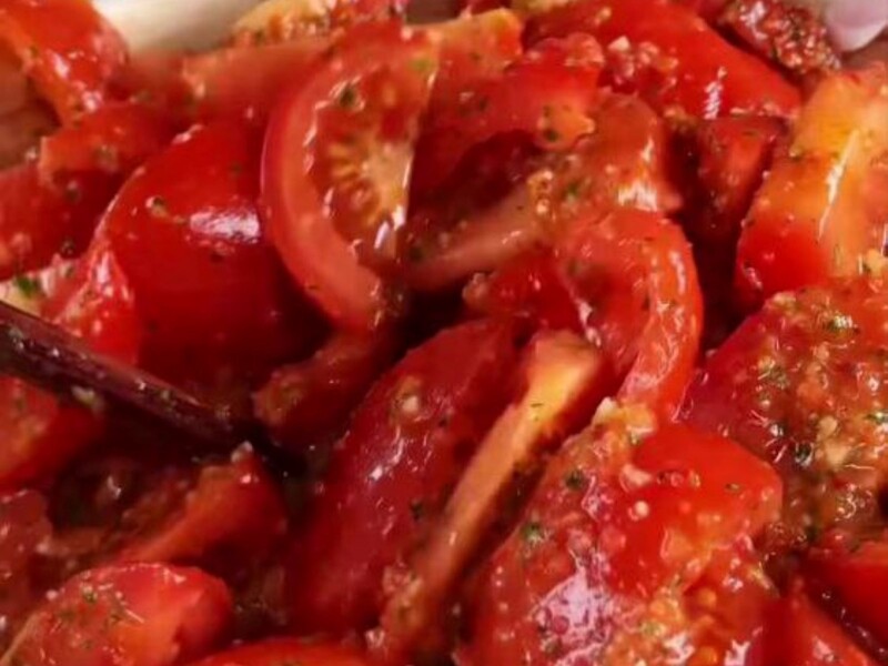 Обязательно сделайте этот салат, пока есть свежие помидоры. Рецепт быстрого и вкусного блюда