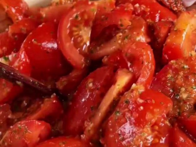 Обязательно сделайте этот салат, пока есть свежие помидоры. Рецепт быстрого и вкусного блюда