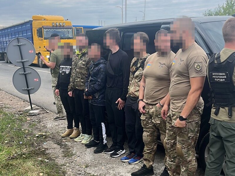 Київський поліцейський вивозив ухилянтів до кордону під виглядом спецпризначенців – ДБР