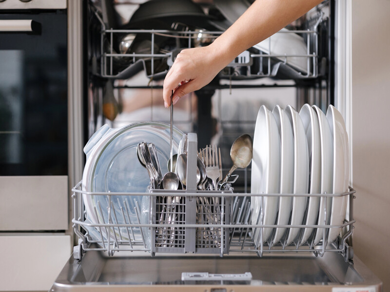 Почему из посудомоечной машины не сливается вода. Четыре причины и простые решения