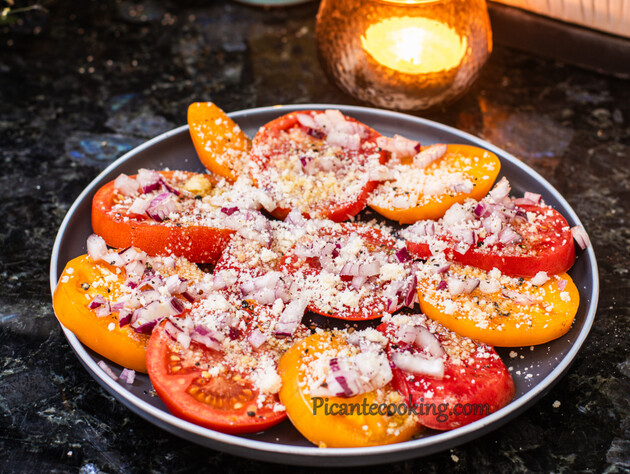 Полейте пикантным маринадом перед подачей. Салат из сладких мясистых помидоров и сыра пармезан 