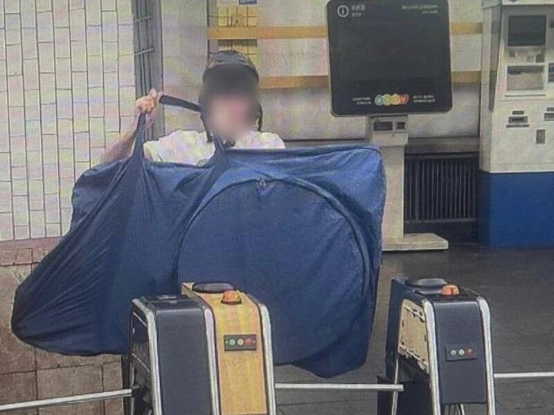 Киевлянина, который за полминуты съехал на велосипеде по эскалаторам "Арсенальной", оштрафовали 