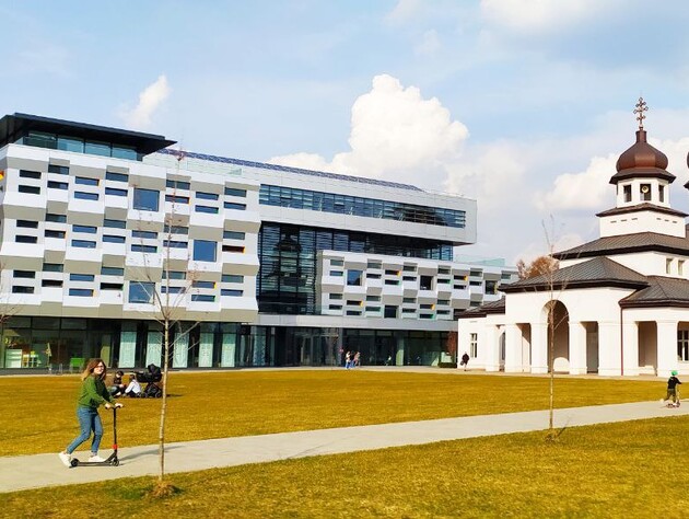 Університет відмовив студентці в гуртожитку через емодзі ЛГБТ, соцмережі вибухнули обуренням. Що відомо?