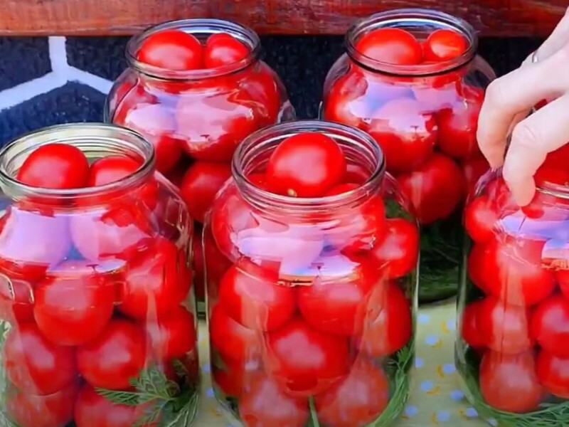 Додайте в банку це бадилля – і вийдуть надзвичайно смачні помідори. Нескладний рецепт консервації