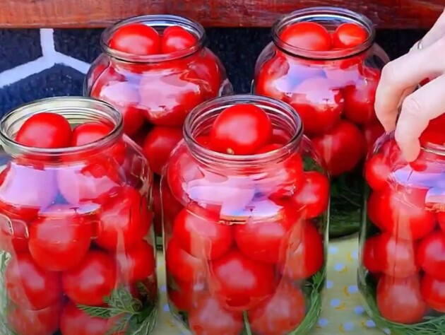 Додайте в банку це бадилля – і вийдуть надзвичайно смачні помідори. Нескладний рецепт консервації