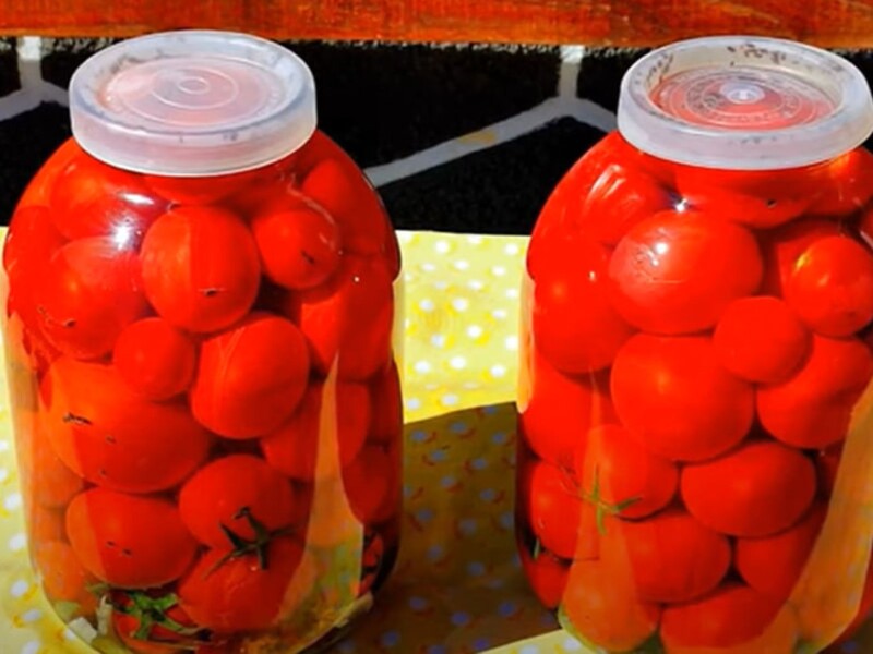 Додайте в банку ці квіти і трохи горілки – і вийдуть божественні квашені помідори. Рецепт