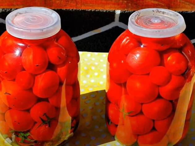 Додайте в банку ці квіти і трохи горілки – і вийдуть божественні квашені помідори. Рецепт