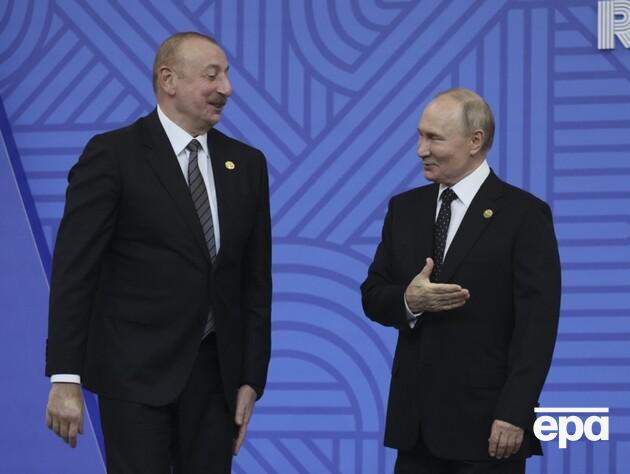 ЗМІ показали, як Алієву й Путіну довелося вітатися на параді в Пекіні. Відео