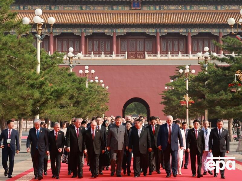 "Автократическое трио", новейшее оружие сдерживания и голуби. Что Китай показал миру во время парада?