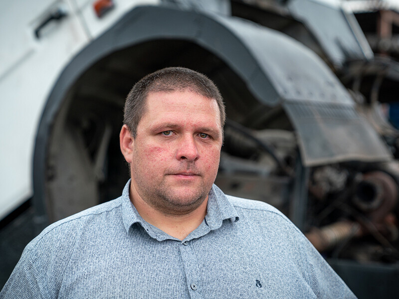 Чиновник у Харкові забронював понад 400 чоловіків. Його дружина купила дві нові Tesla – антикорупціонери