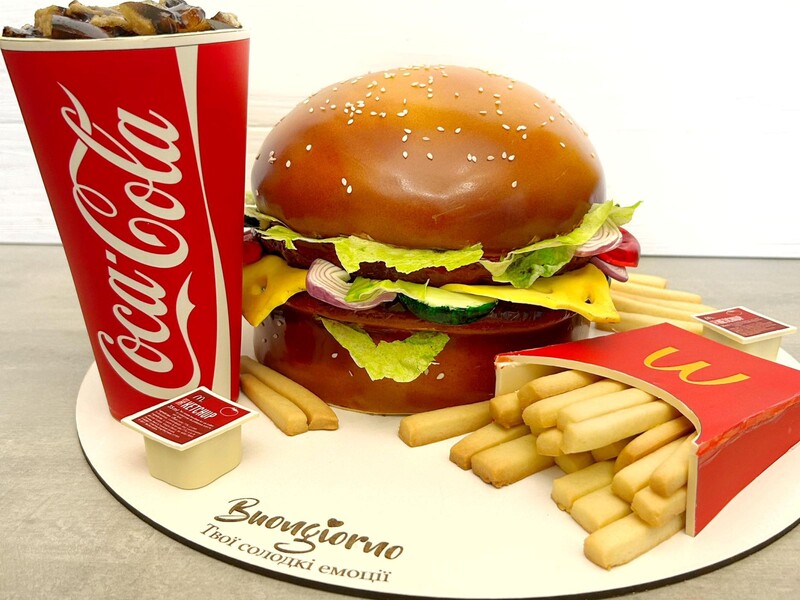 Миска с варениками, сигареты и Harley Davidson. Украинка делает торты, которые впечатляют реалистичностью