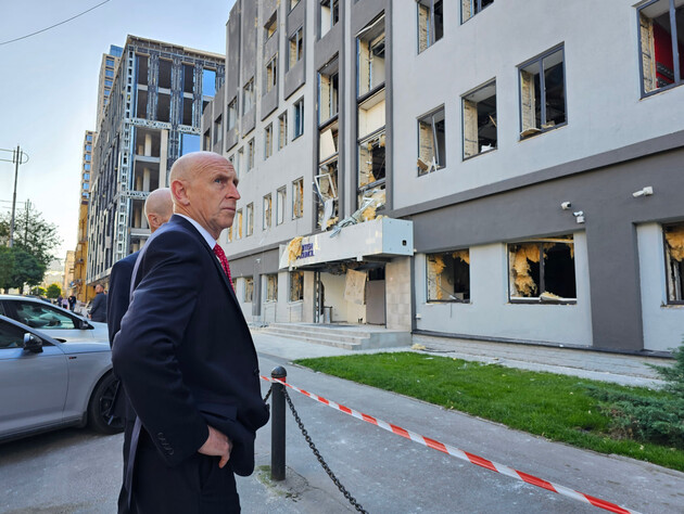 Хили посетил здание British Council в Киеве, поврежденное в результате российского обстрела 