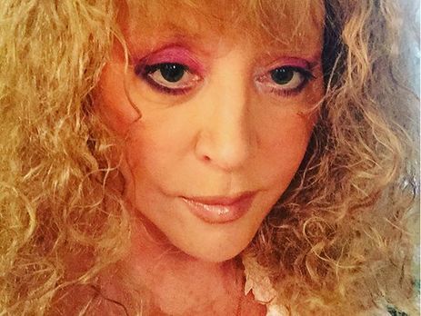 Пугачева на концерте оголила плечо