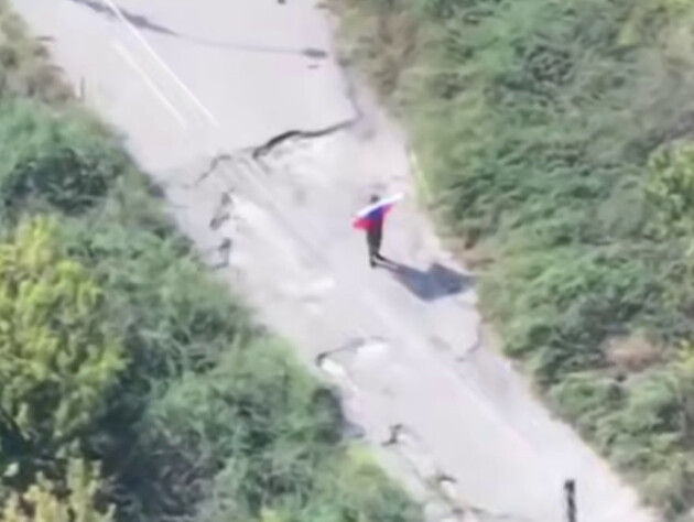 Міноборони РФ поширило відео з окупантом і триколором у Куп'янську. У ЗСУ прокоментували