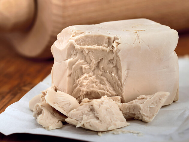 Дрожжи с таким ароматом легко поднимут тесто. Лайфхак для определения свежести