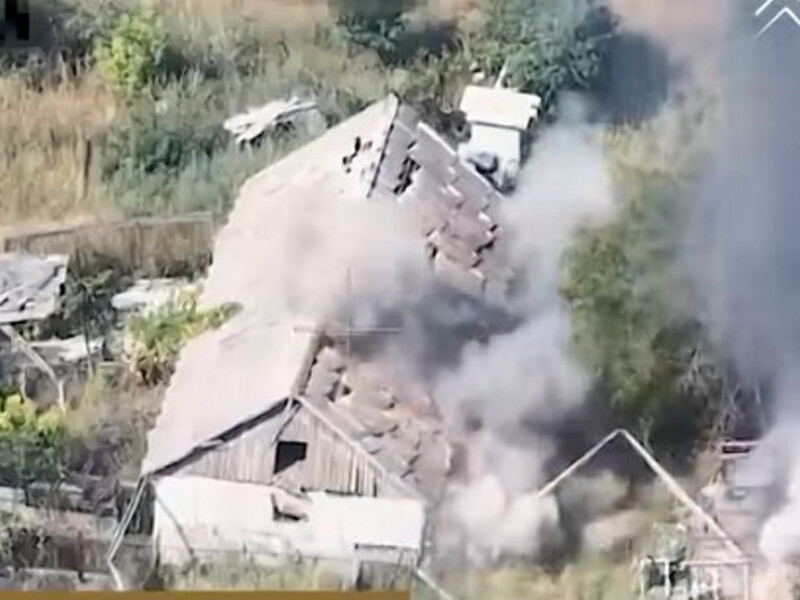 В Купянске переодетых в гражданское оккупантов, которые развернули флаг РФ, уничтожили. Видео