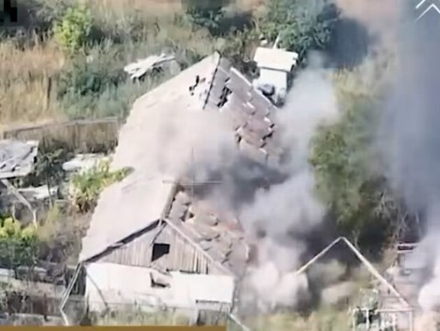 В Купянске переодетых в гражданское оккупантов, которые развернули флаг РФ, уничтожили. Видео