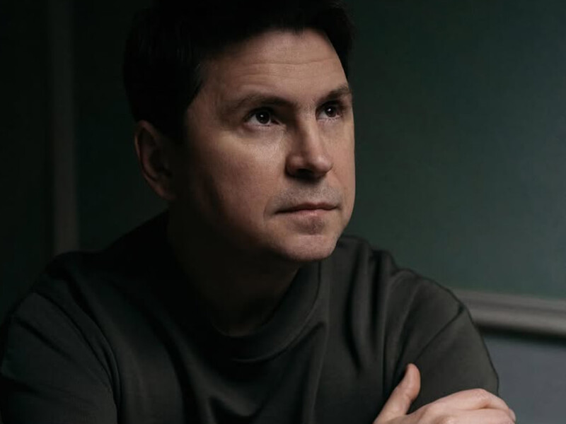 Подоляк объяснил, почему Украина не бьет по России сотнями ракет и дронов