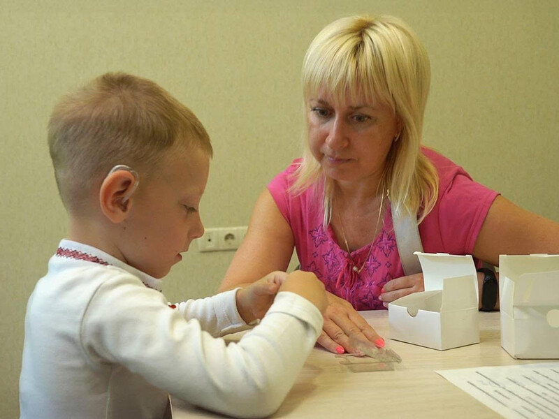 "Это улучшит жизнь". Пятилетний мальчик из Харькова получил слуховые аппараты от Фонда Рината Ахметова