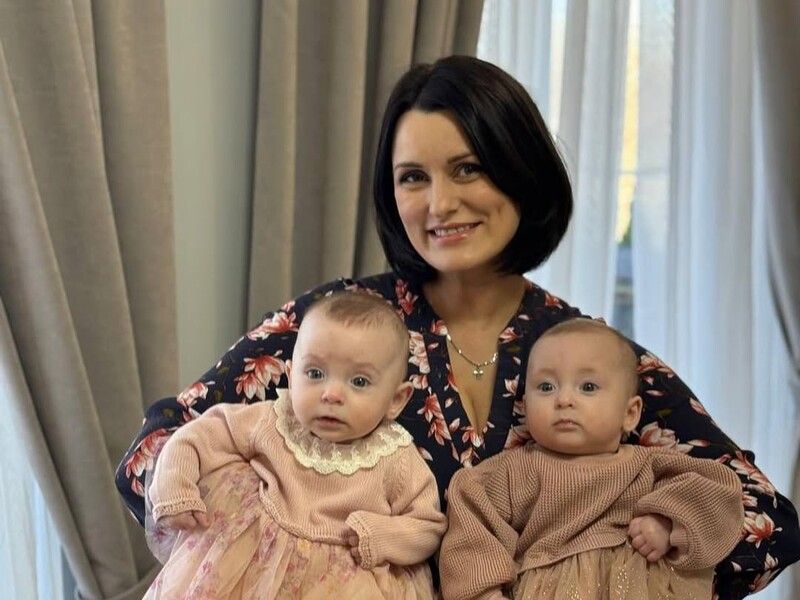 Глинская показала, как проходит ее день с маленькими дочерьми. Видео