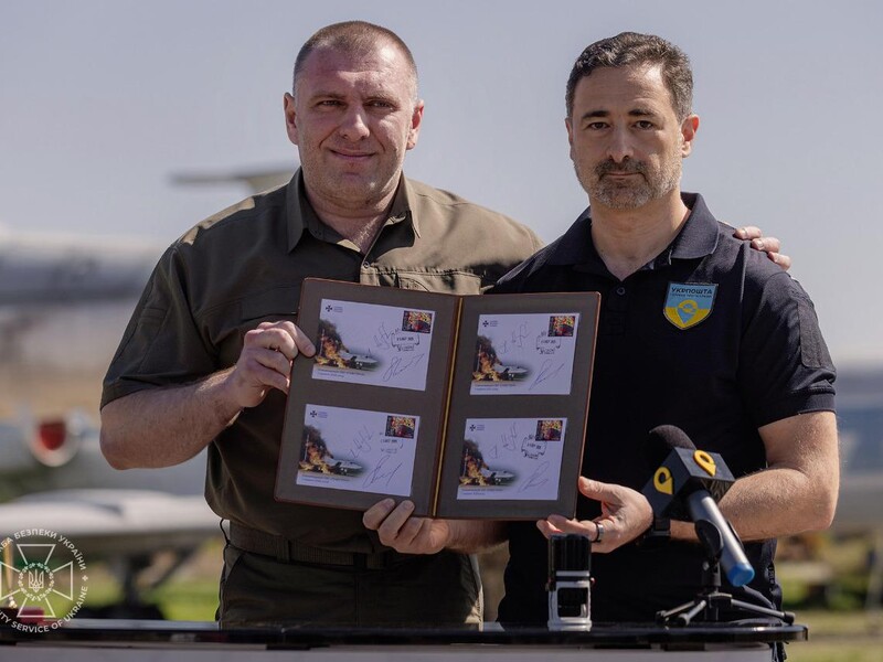 Малюк на фоне Ту-22М3 и Ту-95МС погасил марки, посвященные уникальной спецоперации СБУ "Паутина". Фото