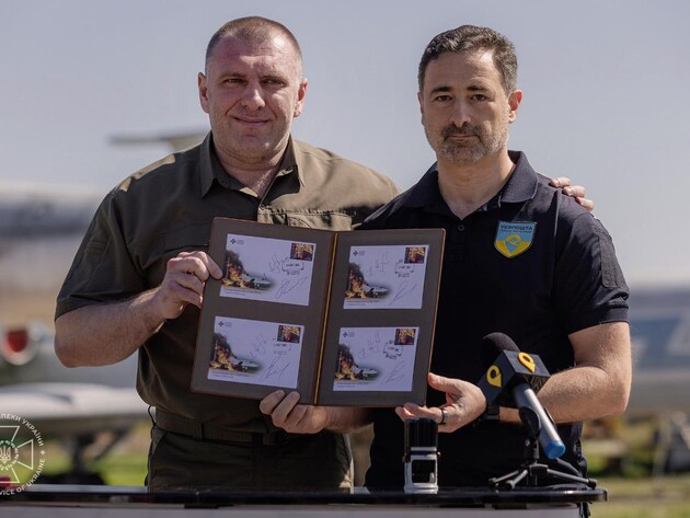 Малюк на фоне Ту-22М3 и Ту-95МС погасил марки, посвященные уникальной спецоперации СБУ 