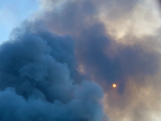 У Дніпрі спалахнула пожежа. Стовп чорного диму видно й досі. Фото, відео