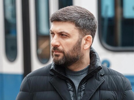 В 14 лет пошел работать слесарем. Работал наравне со взрослыми мужчинами и очень радовался