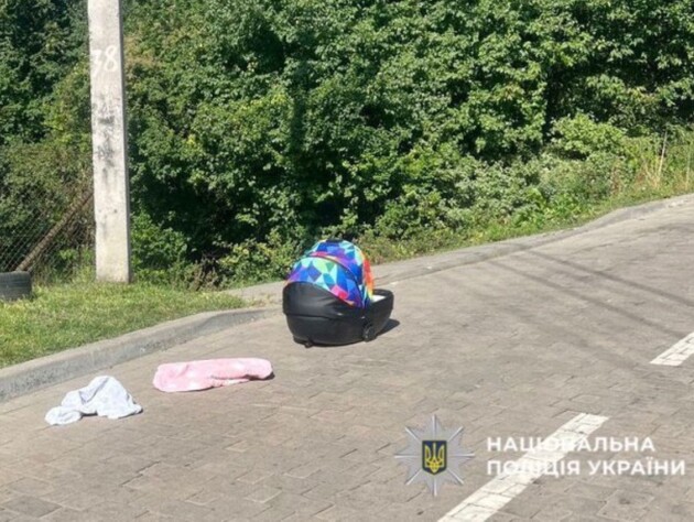 Во Львове мужчина забыл люльку с сыном на крыше автомобиля: ребенок упал, а отец поехал дальше