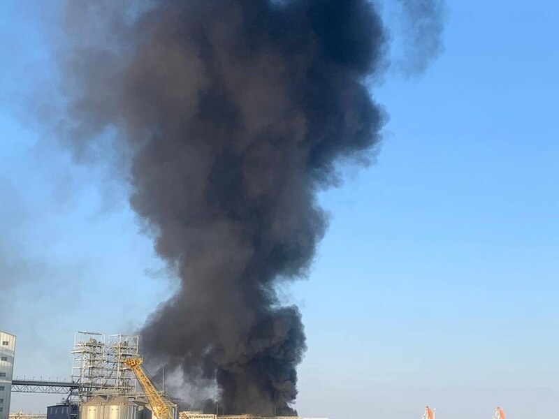 В порту Одесской области разгорелся масштабный пожар, в небо поднимается столб черного дыма. Видео