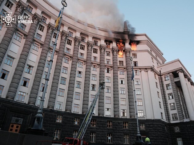 РФ здійснила один із наймасованіших ударів по Україні. У Києві є загиблі. Загорілася будівля уряду