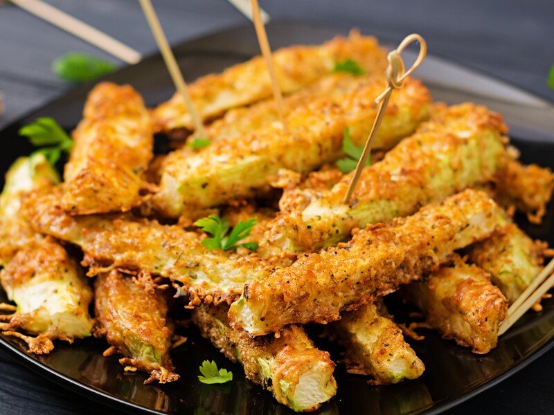 Сделайте эту простую панировку – и кабачки очень быстро получатся ароматными и хрустящими