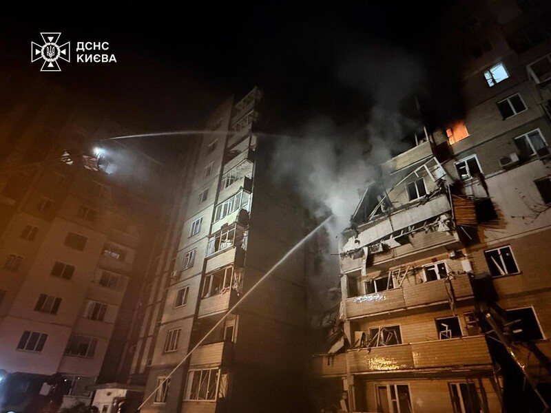 У Києві з-під завалів дістали тіла жінки та її двомісячної дитини