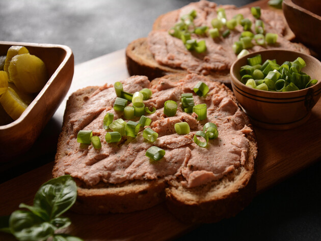 Приготовьте такую намазку – и бутерброды получатся очень вкусными и ароматными. Быстрый рецепт