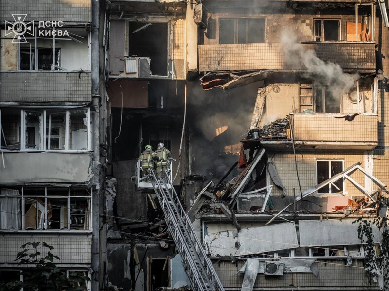 Жінка з двомісячною дитиною, які загинули внаслідок атаки РФ на Київ, вилетіли з вікна – сусідка