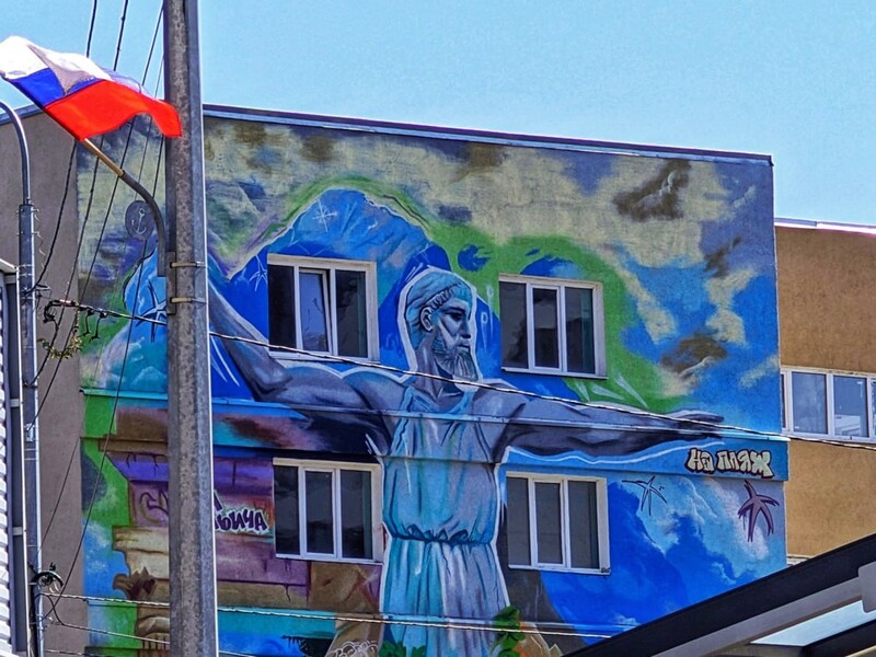 Окупанти розмалювали Маріуполь триколорами і поставили самовар. Українські пам'ятники знищили