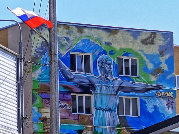 Окупанти розмалювали Маріуполь триколорами і поставили самовар. Українські пам'ятники знищили