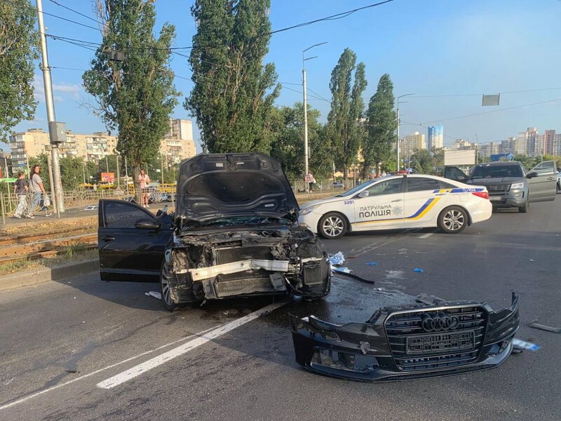Смертельна ДТП у Києві: загинули водій і пасажир автомобіля, який виїхав на зустрічку, машина горіла. Фото