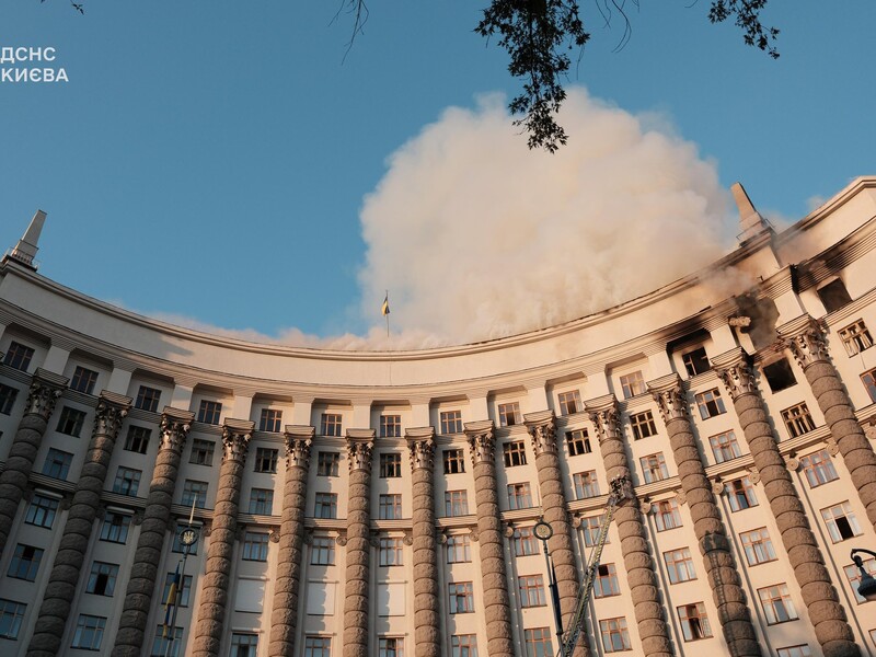 РФ уночі пробила систему ППО в центрі Києва, пошкодивши урядову будівлю вперше з початку війни – NYT