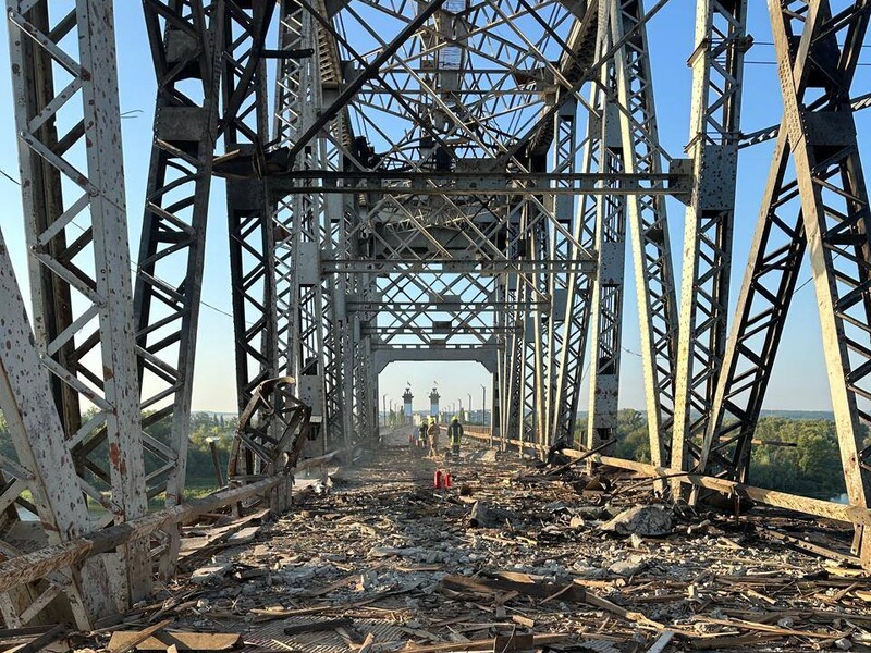 РФ уночі атакувала міст у Кременчуці, намагаючись розірвати два береги Дніпра. Фото