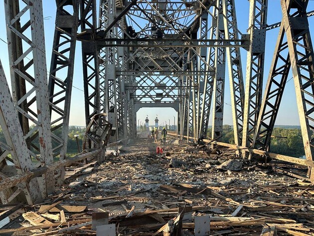 РФ уночі атакувала міст у Кременчуці, намагаючись розірвати два береги Дніпра. Фото