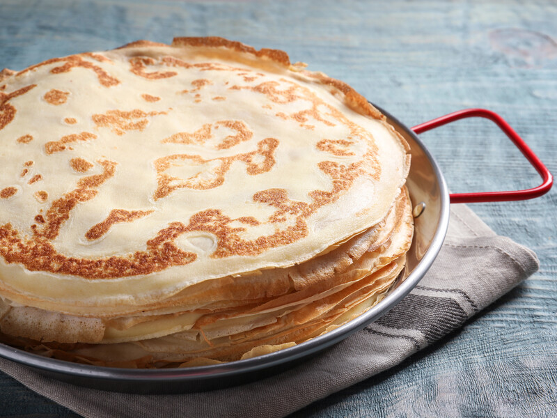 Додайте це в молоко – і тісто вийде неймовірне ніжним й еластичним. Рецепт ідеальних млинців