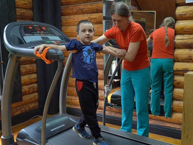 "Він дуже хотів вижити". П'ятирічний Михайло із Запоріжжя пройшов курс реабілітації від Фонду Ріната Ахметова
