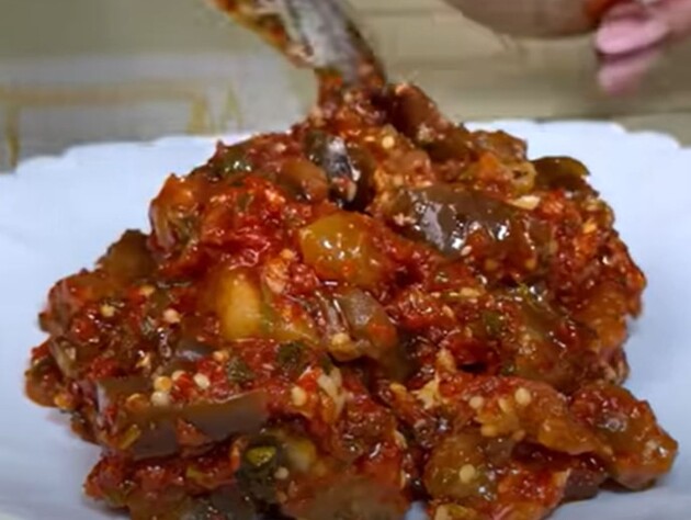 Додайте цю зелень – і салат із баклажанів вийде надзвичайно смачним і ароматним. Рецепт консервації